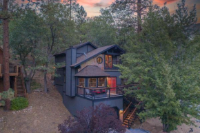 Modern Moonridge Manor - Unique getaway in the mountains! Hot tub!